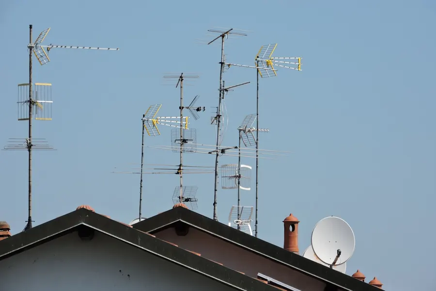 Antenas de televisión TDT sobre los tejados de unas viviendas