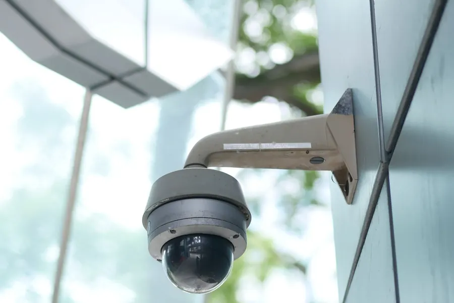 Cámara de seguridad tipo domo instalada en la fachada de un edificio